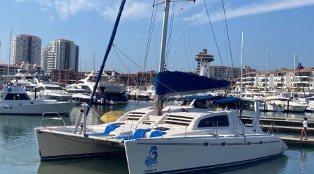 Catamarán Robertson 47
