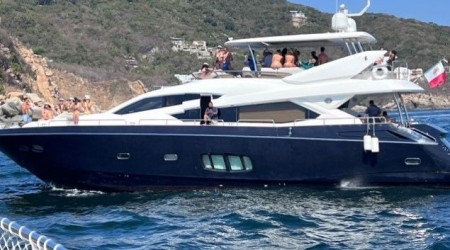 PRIVATE YACHT IN ACAPULCO 