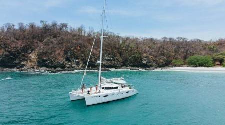 Enjoy the Costa Rican coast from aboard our luxurious catamaran. 